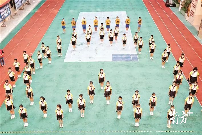 小学生们用歌声向医护人员表达感谢。图片来源：滨海宝安