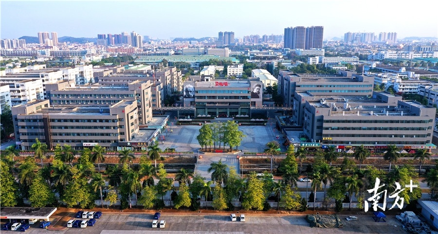 小镇全景 李鄂摄