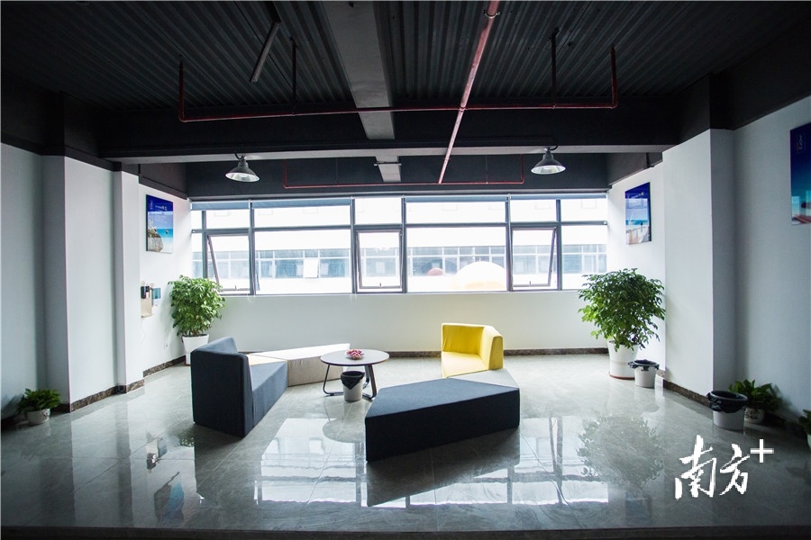 入驻企业的休息区充满现代感