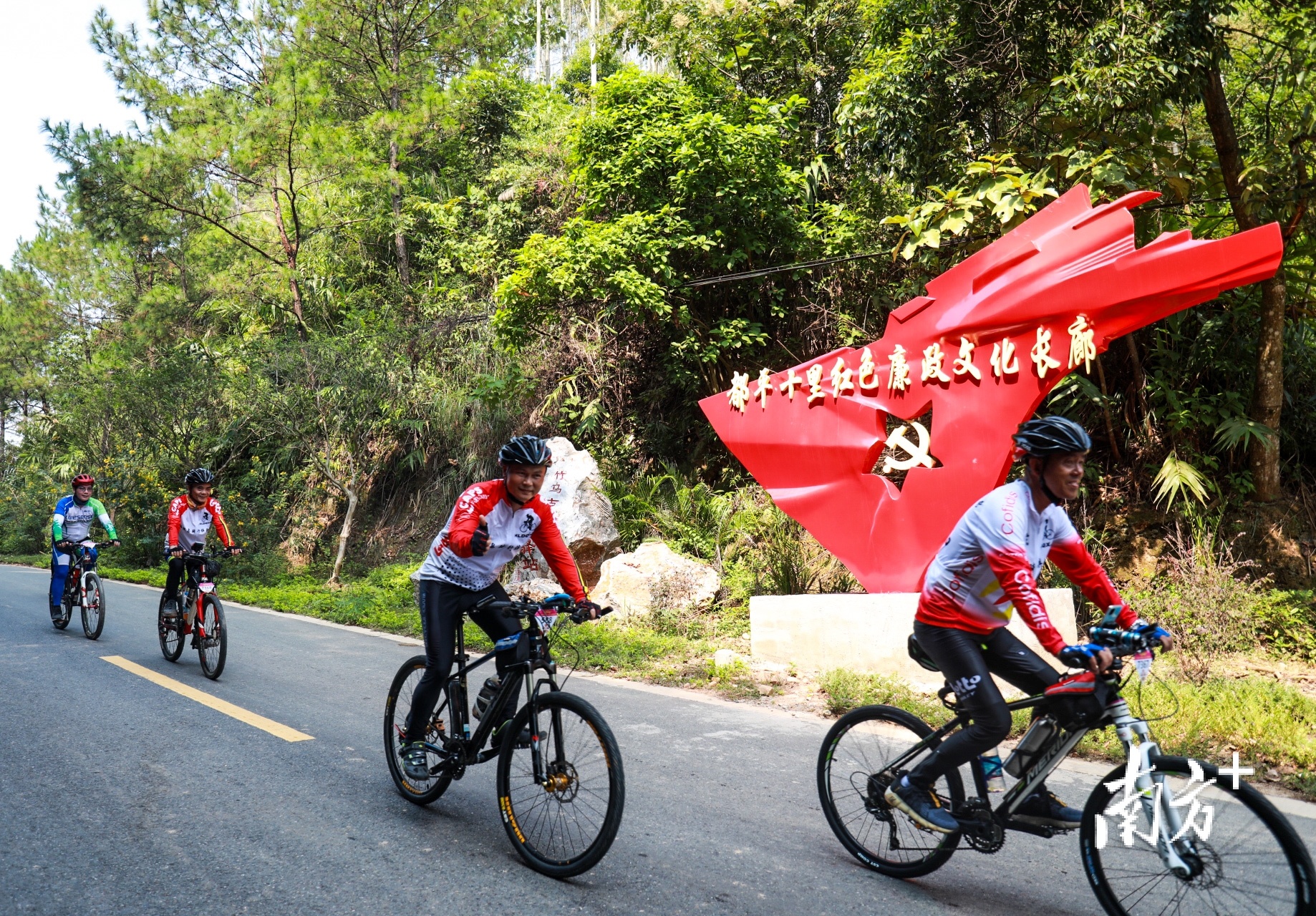 此前,2021广东“乡村骑士”赛事曾两次在封开贺江户外运动环线举行,反响颇佳。 南方+ 施亮 拍摄