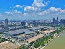 95岁港商李欢集齐126枚广交会纪念章，60多年亲历“中国第一展”