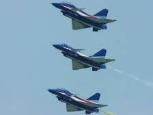 南方视频｜战鹰作笔、白云为卷，战斗机白烟致敬烈士！