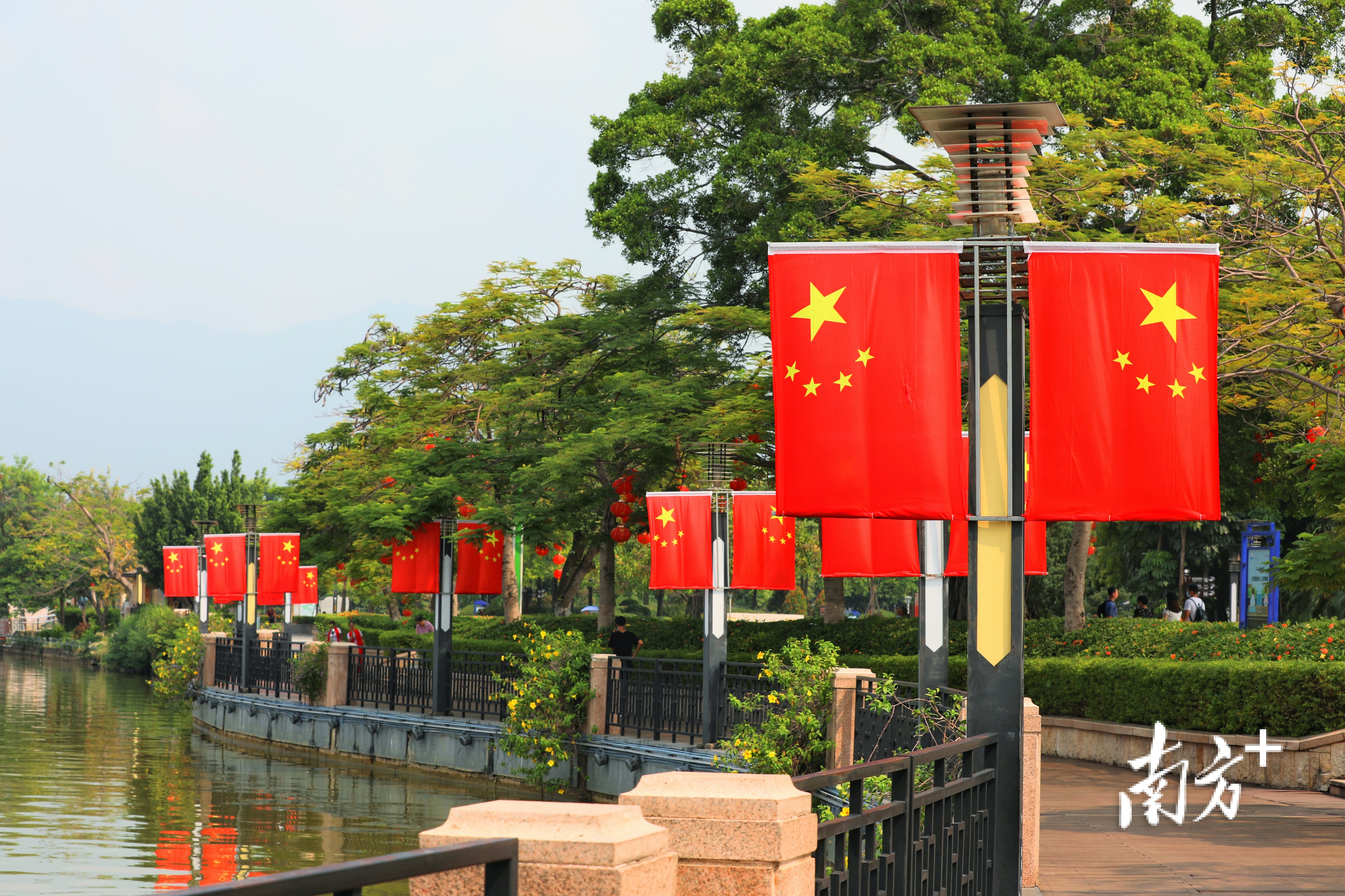 星湖亲水平台亦挂上了鲜艳的红旗。 南方拍客 聂伟健 摄