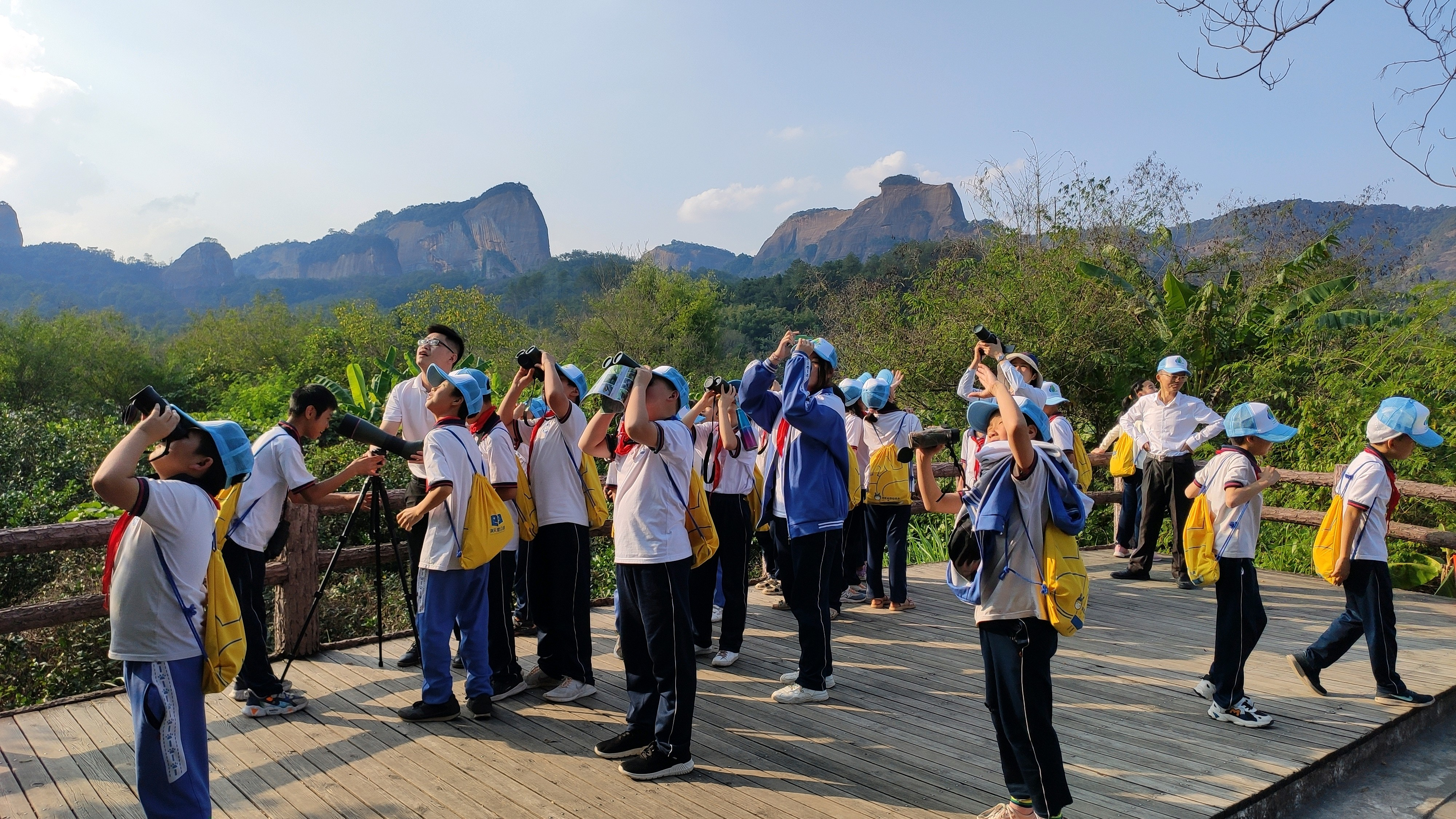 学生在开展观鸟活动 学生在开展观鸟活动