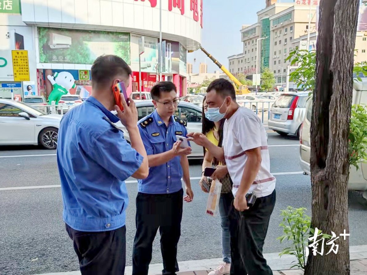 通过手机备忘录与旅客“交流”。