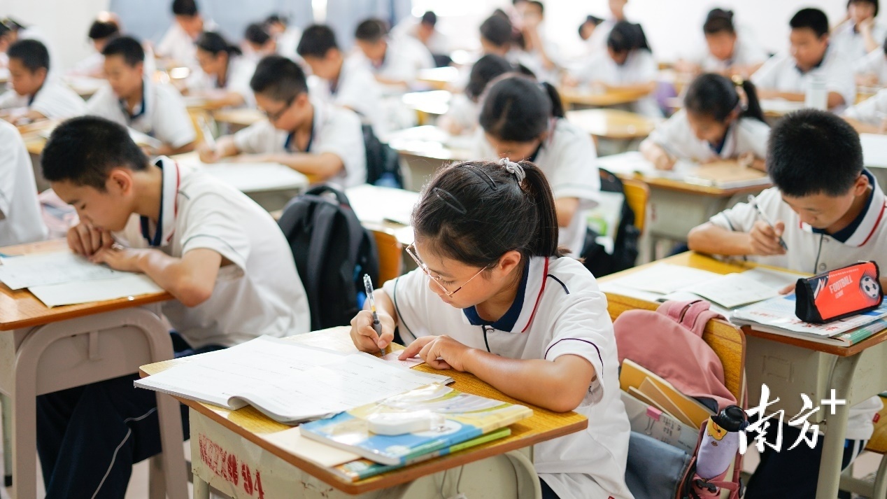 中山纪念中学民众中学学生在认真学习 南方 李姗恒 拍摄