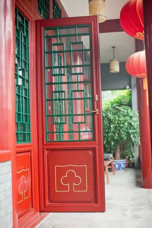 高登铝业为北京朝阳公园郡王府设计的忆江南系列全铝门窗。 