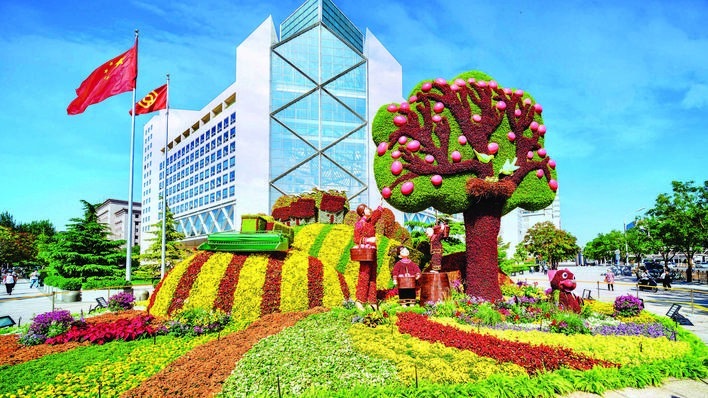 龙门农民画《桔丰人欢岁岁红》局部元素成为长安街国庆立体花坛中“乡村振兴”花坛主景。 