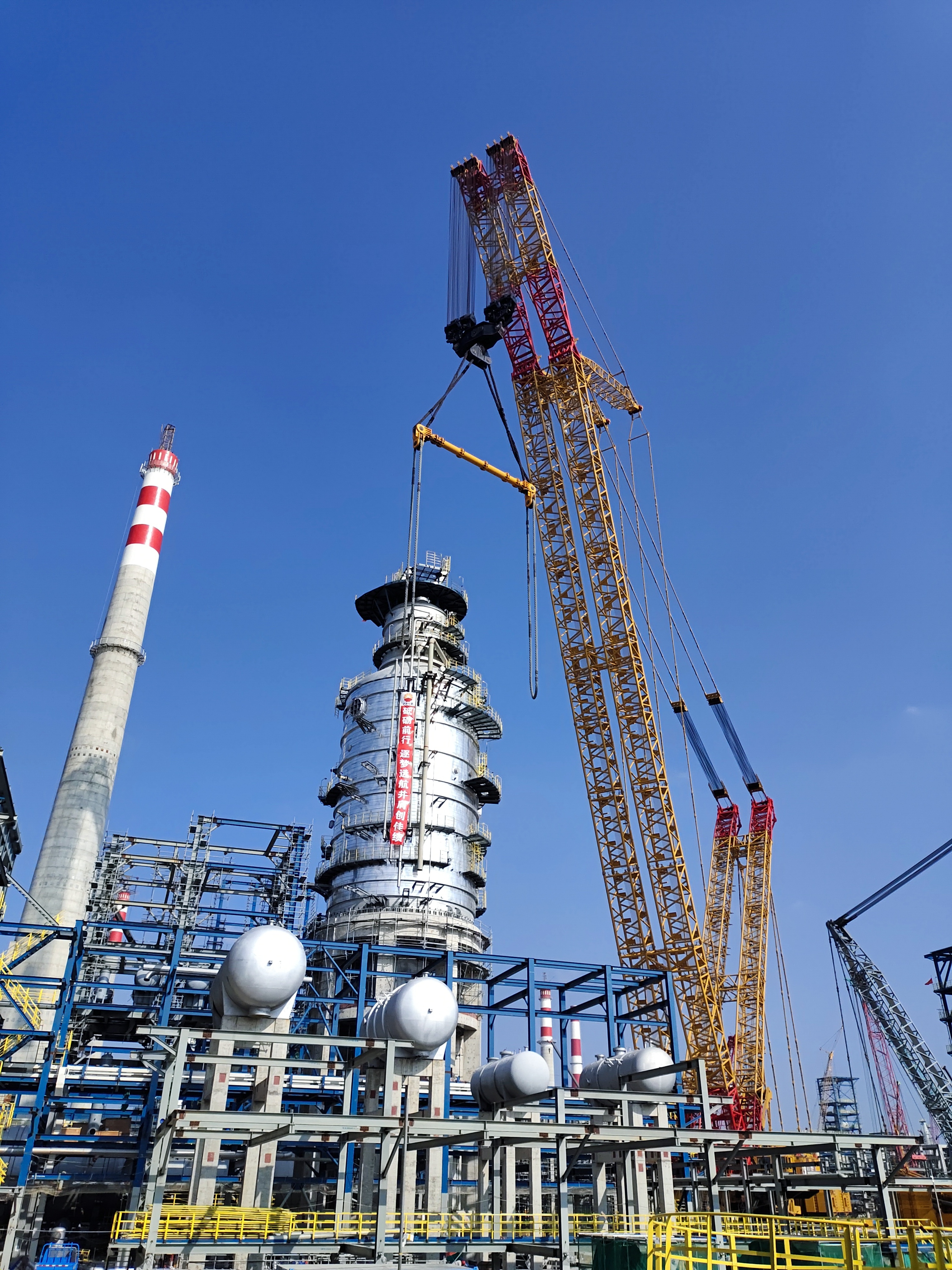 广东石化项目成功完成常减压装置减压塔吊装