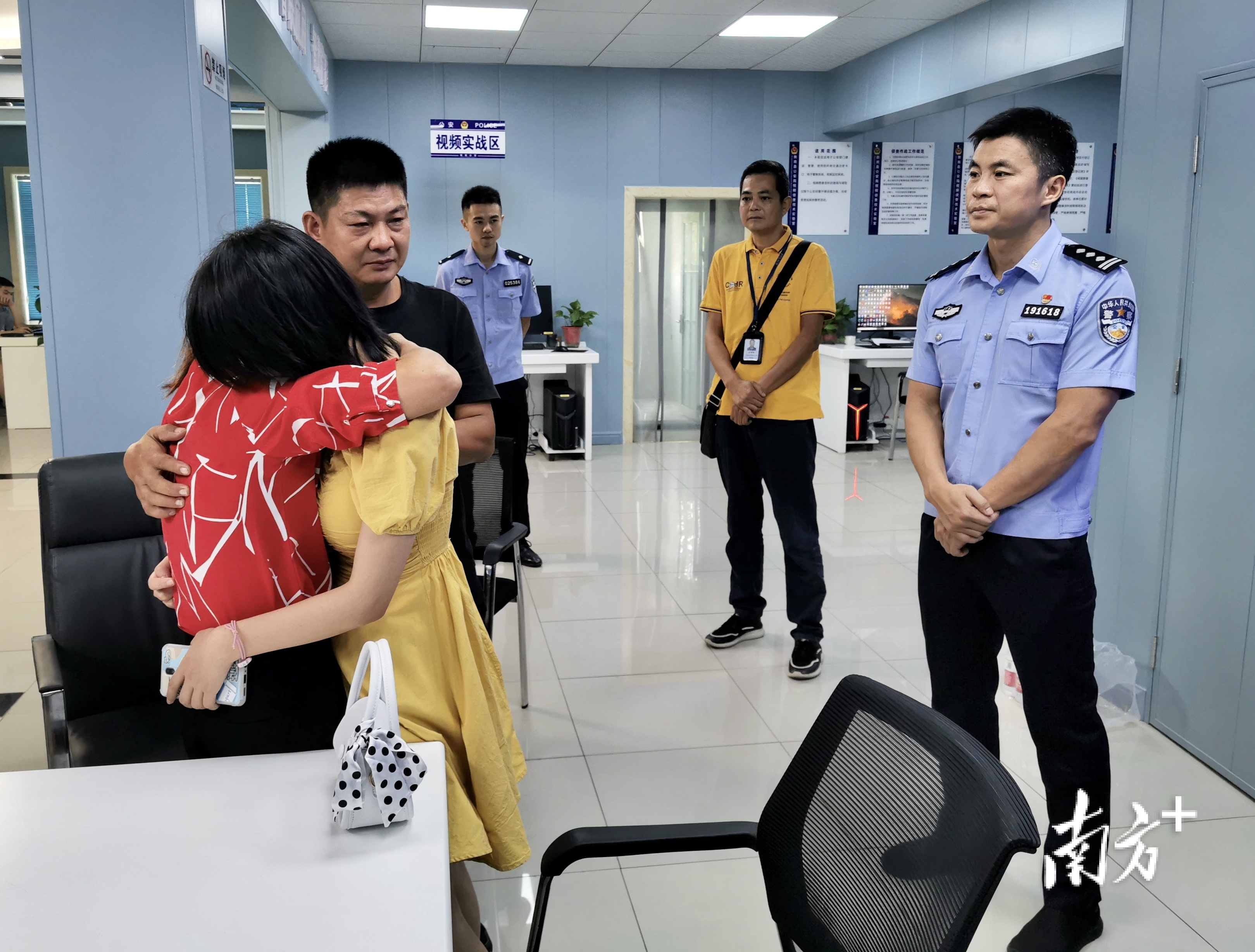 认亲现场，母亲雷某娟（左一）和女儿曹某燕（左二）紧紧相拥。顺公宣供图