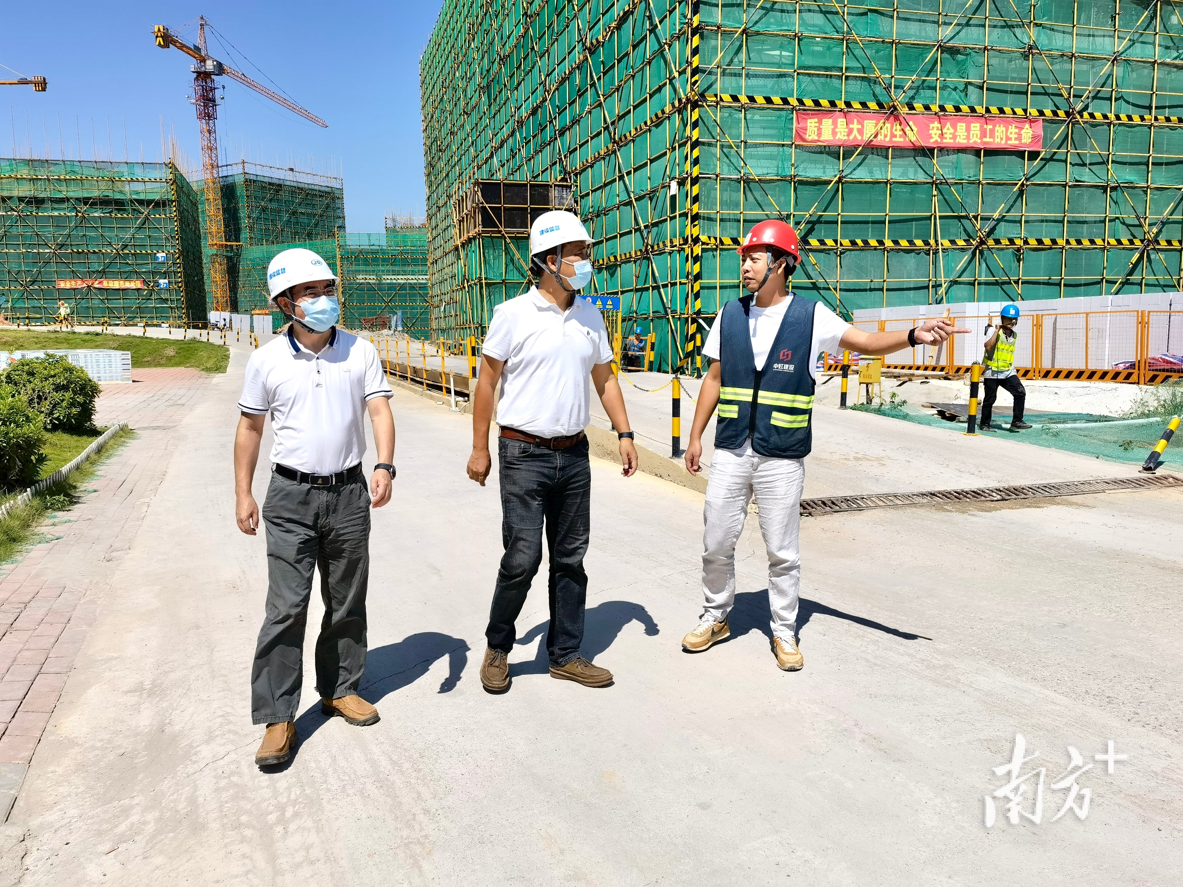 松山湖城建局国庆期间检查施工项目。