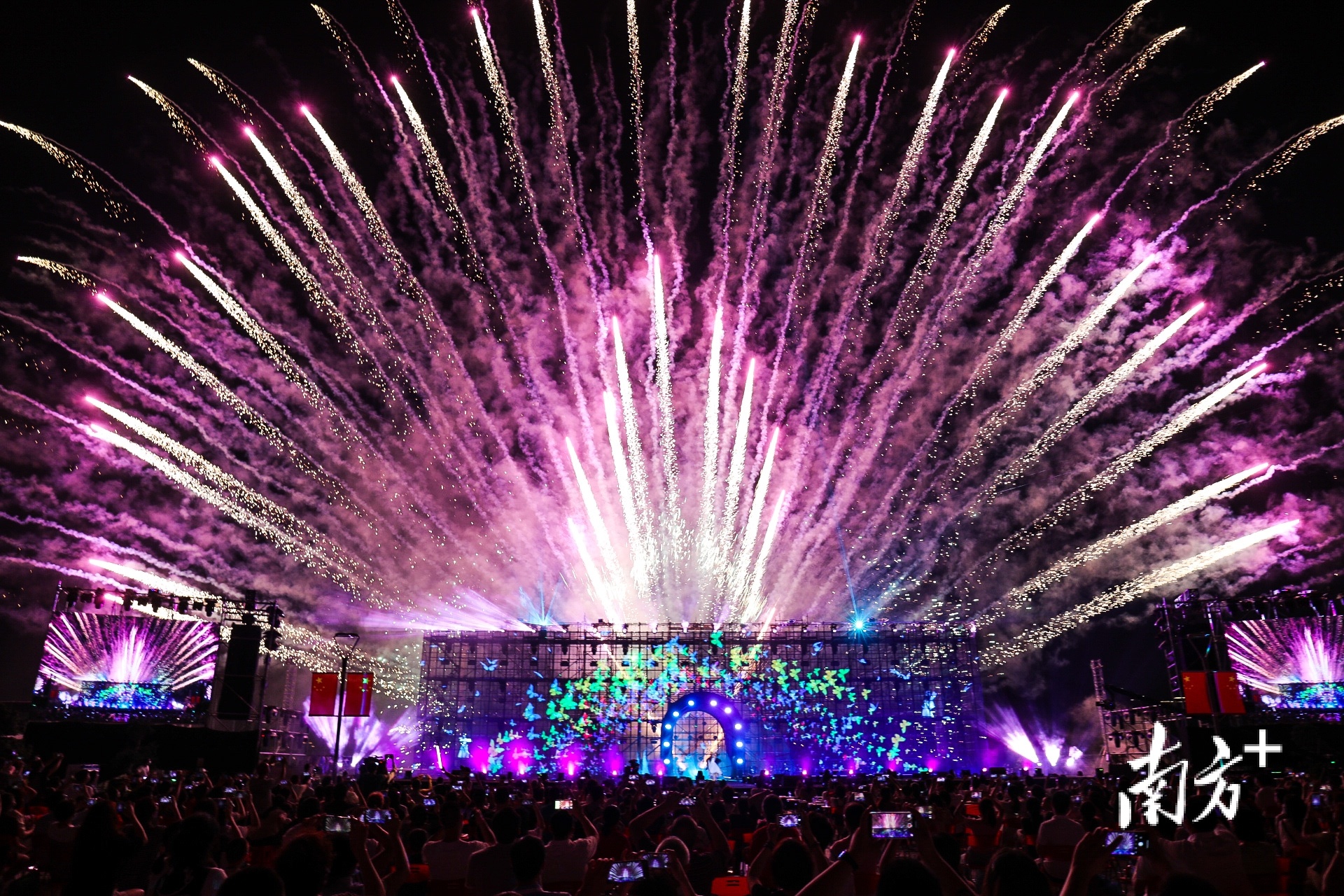 “焰遇·肇耀千年”沉浸式焰火剧场秀。 南方+ 施亮 拍摄