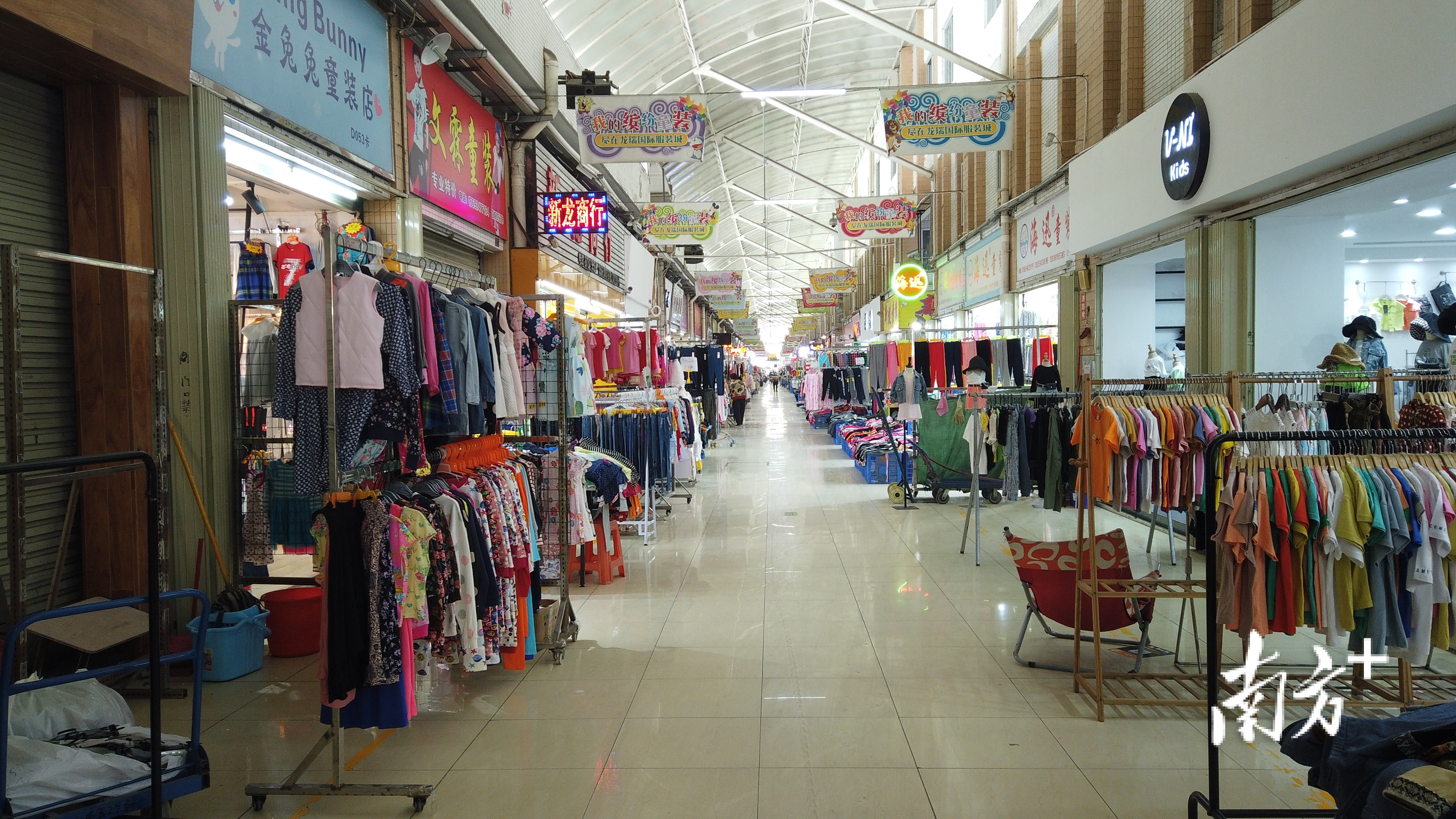 随着电商崛起和产业带地位的下降,定位中低端的龙瑞服装城走到了转型的十字路口。 南方+ 廖瀚 拍摄