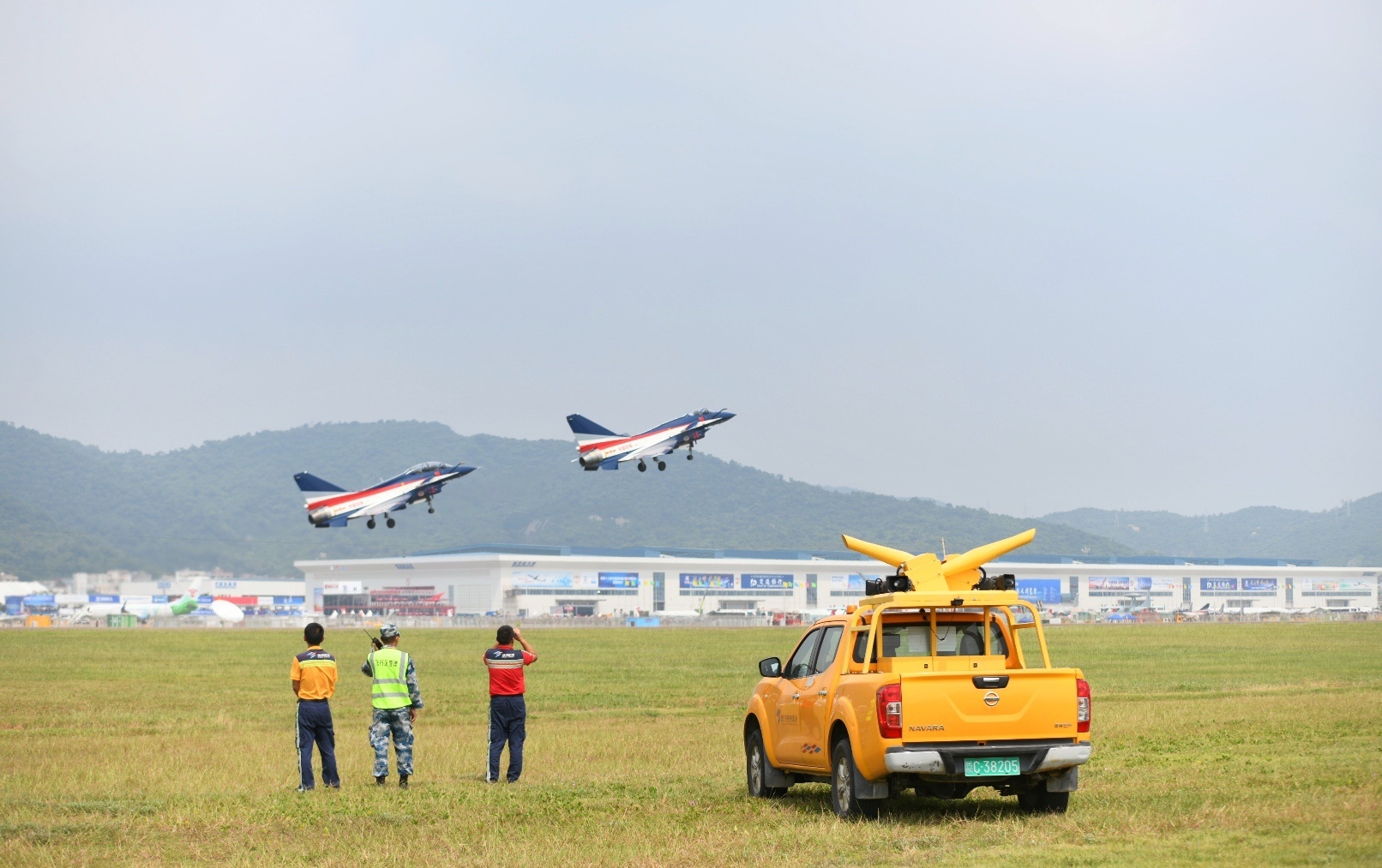 珠海机场工作人员协同八一飞行表演队保障航展表演。  