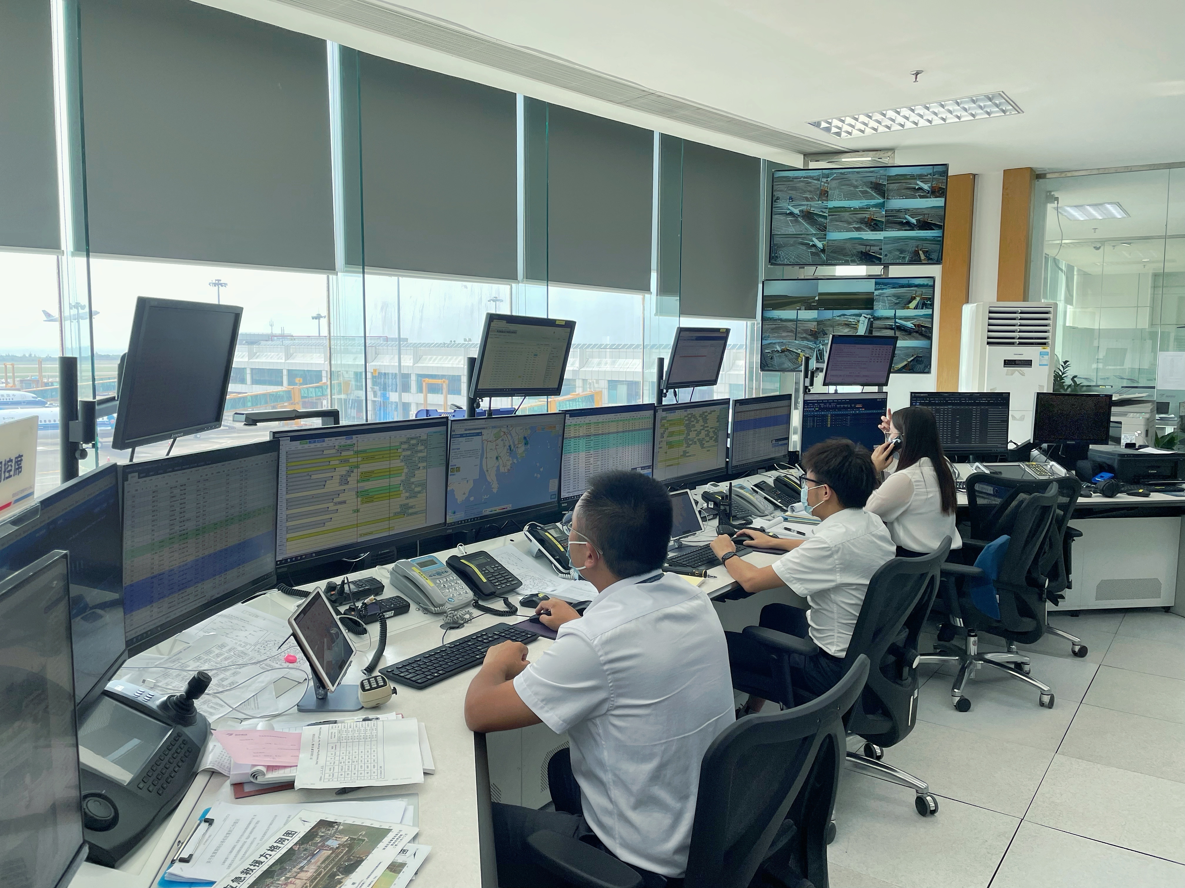 机场工作人员全力保障机场正常运行。 
