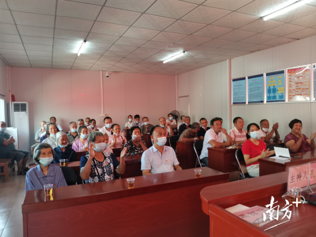 党员集中听党史课，课后党员作现场交流。通讯员供图