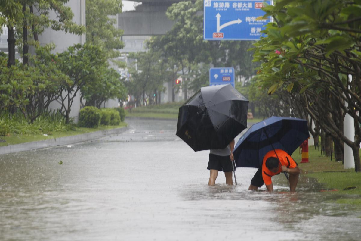 广东珠海遭暴雨袭击 一市民乘皮划艇出行_频道_凤凰网