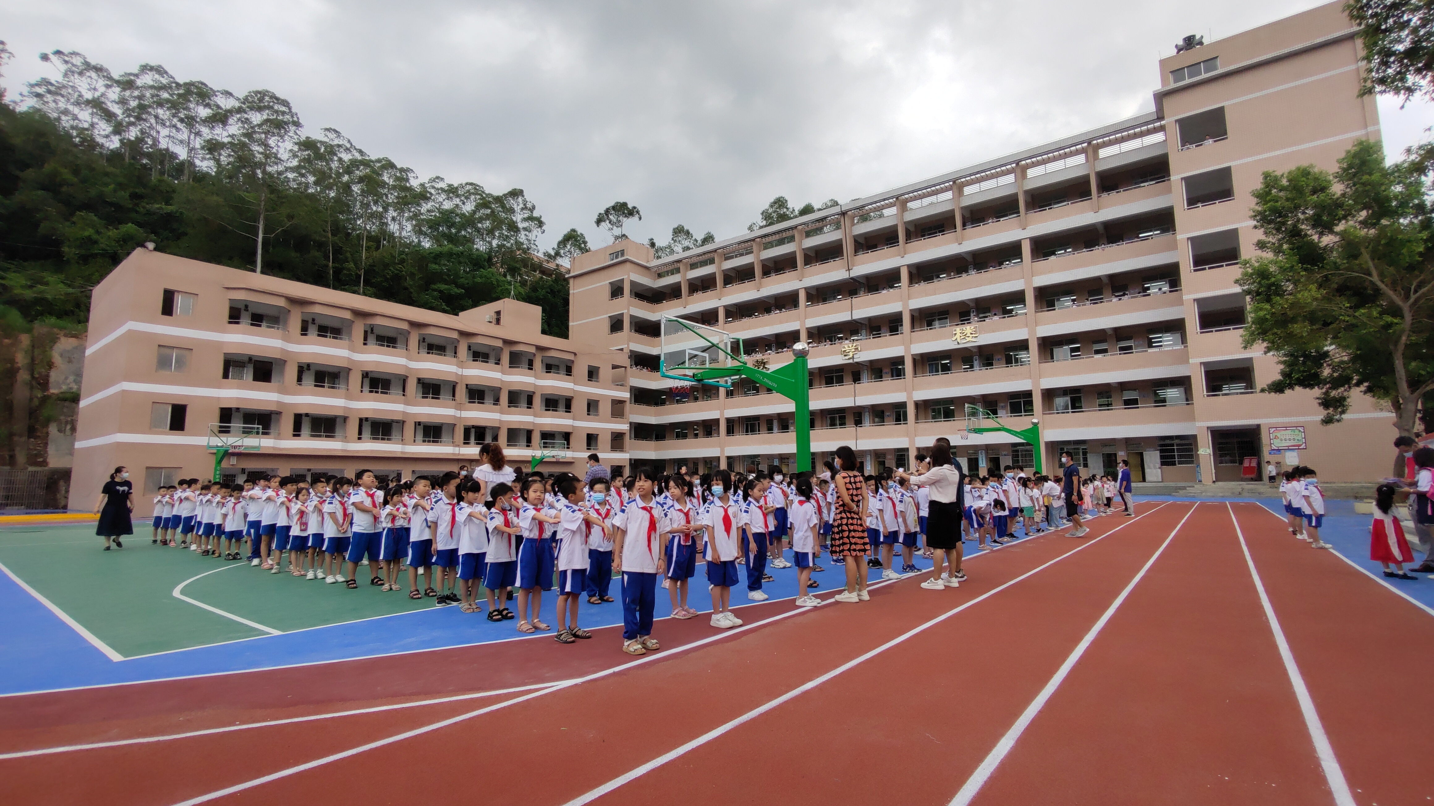 今年9月,封開縣江口街道中心小學北校區投入使用.