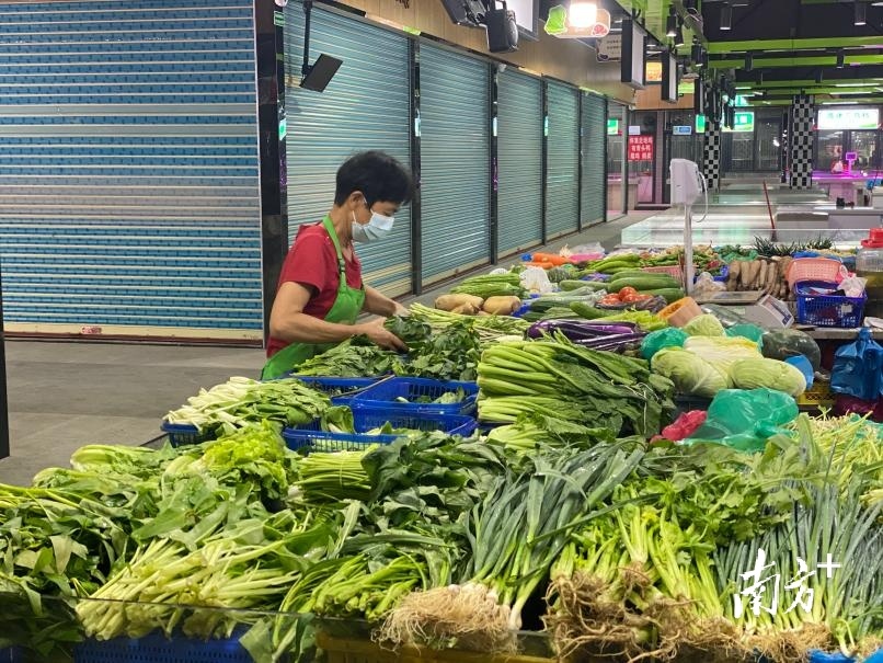 岗联市场正在摆菜的档口。南方+ 肖莎莎 摄