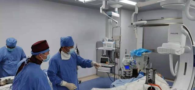医生正在为病人进行手术 医生正在为病人进行手术