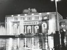 首届广交会上他为公司签下海外代理权，还用相机拍下举办首届夜景