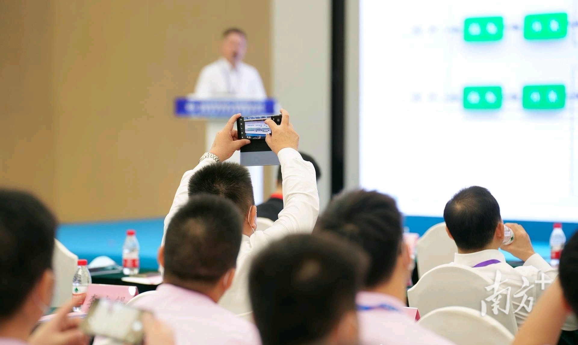 东莞市机器视觉产业联盟成立 南方+ 丘想明 拍摄