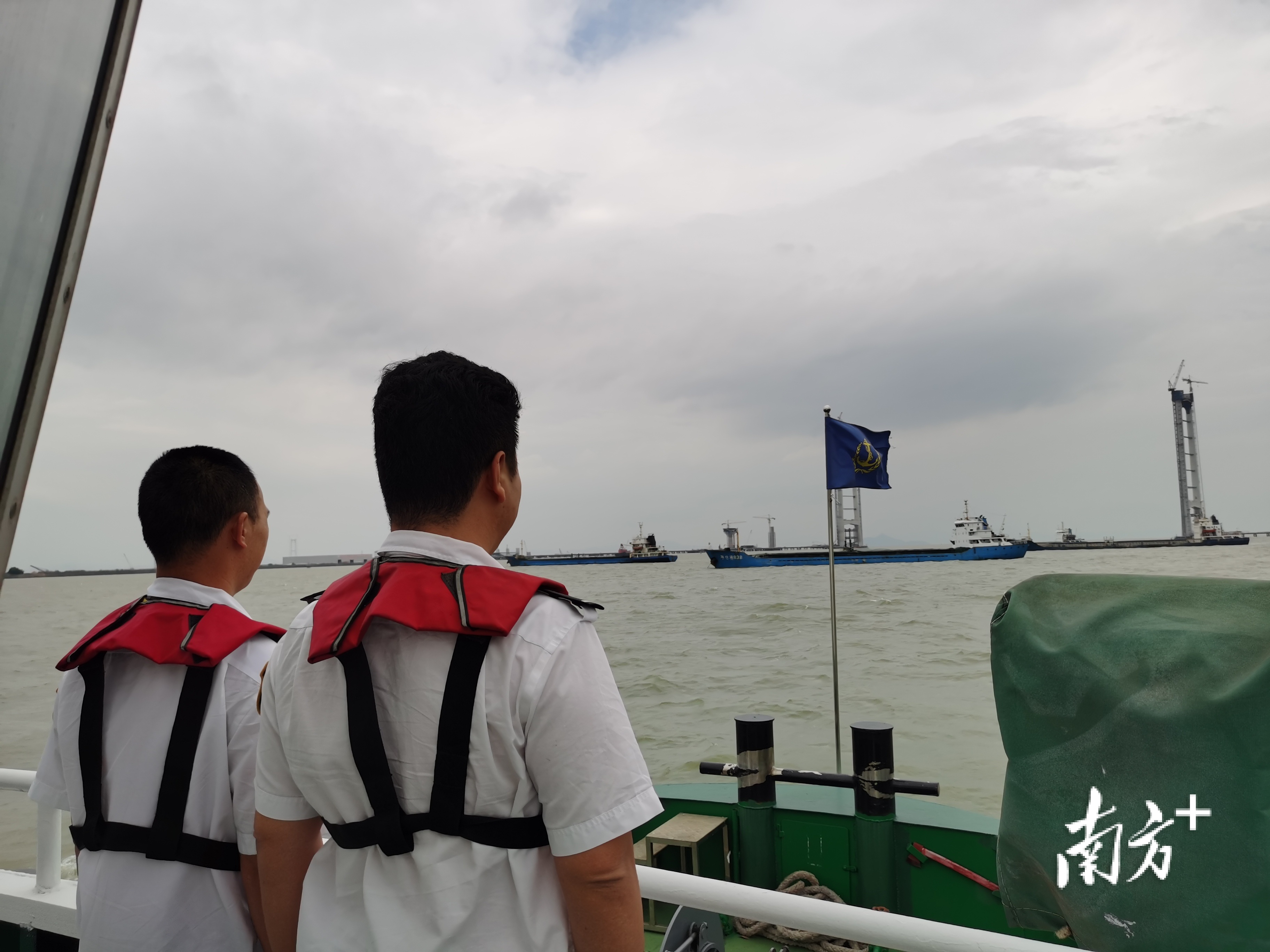 截至10月12日9时，港口海事处已派出海事船艇6艘次、执法人员20人次，强化防台风现场巡航。 通讯员 供图