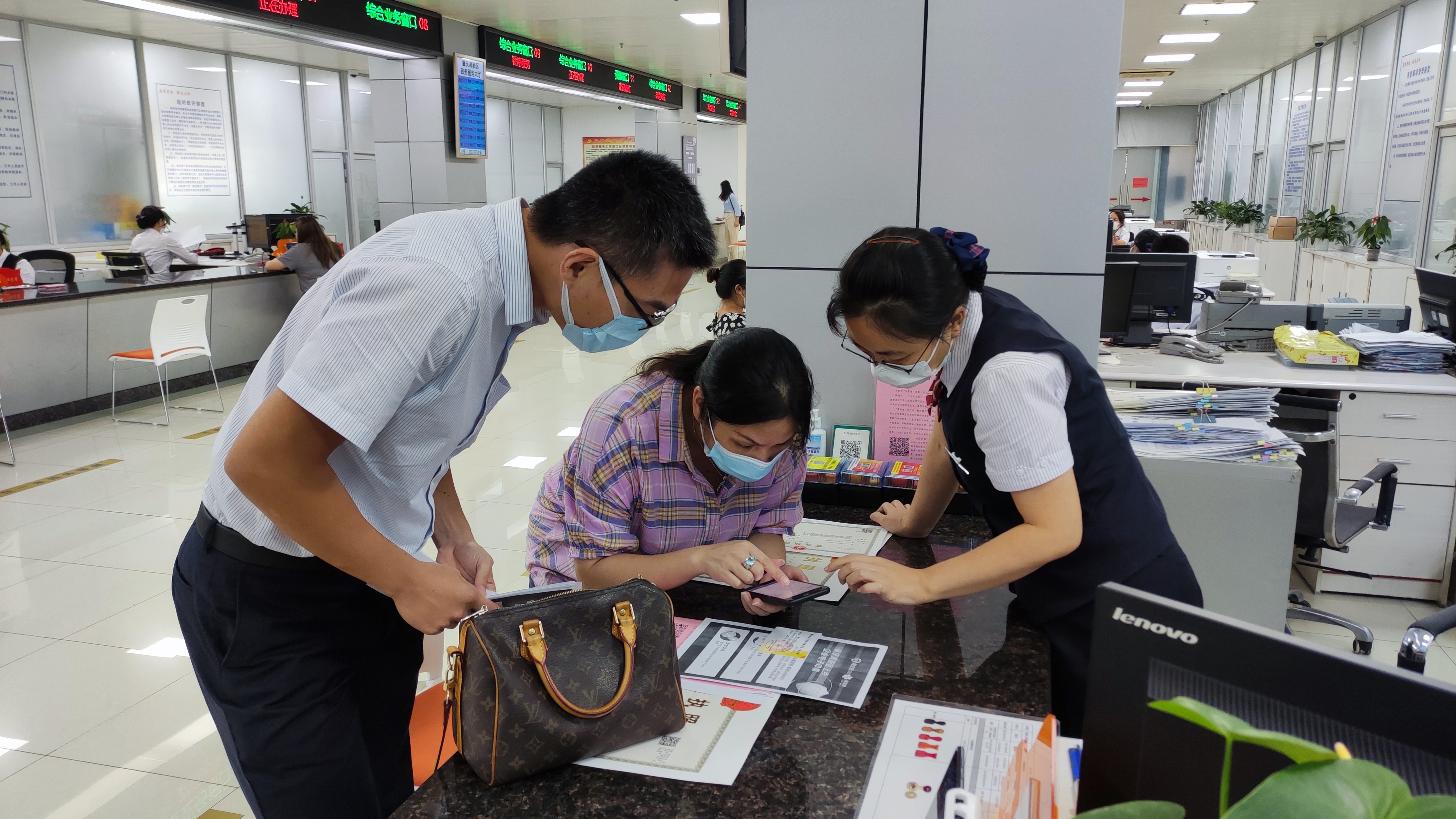企业工作人员到肇庆高新区行政服务中心办理电子印章。