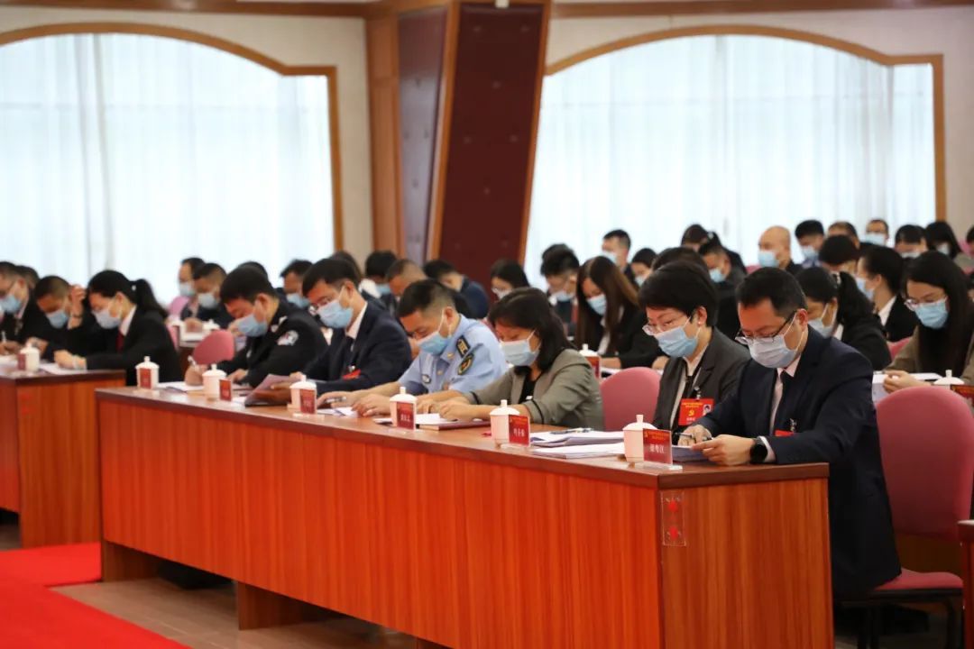 10月14日，中国共产党肇庆市鼎湖区第九次代表大会开幕，与会人员认真听取报告。