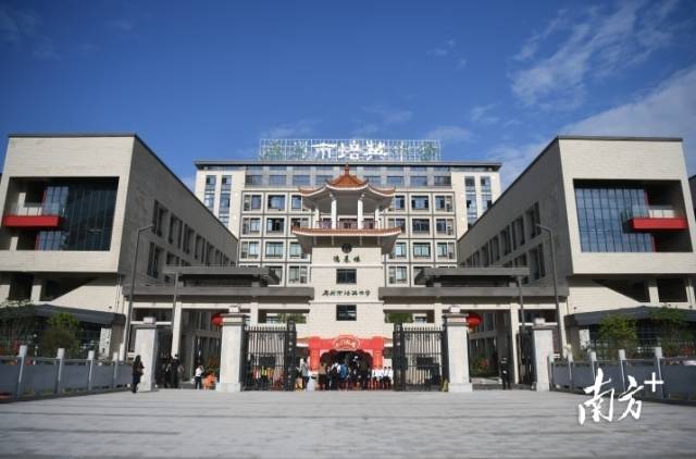 142岁的培英中学搬家了云城校区迎来了首批学生