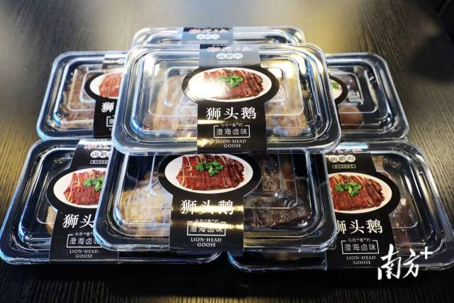 澄海狮头鹅预热菜食用方便，保存时间长久，越来越受到年轻白领群体的欢迎。 南方+ 张伟炜 拍摄