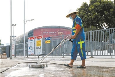 环卫工人对展馆外人行道路面进行清洗。广州日报全媒体记者廖靖文 摄