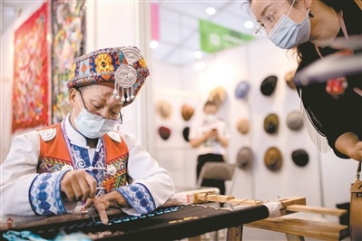 苗绣等颇具民族特色的传统工艺大受欢迎