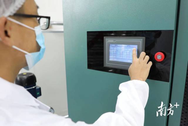 现代技术设备让传统的卤鹅制作技艺走向标准化、规范化、产业化。  南方+ 张伟炜 拍摄