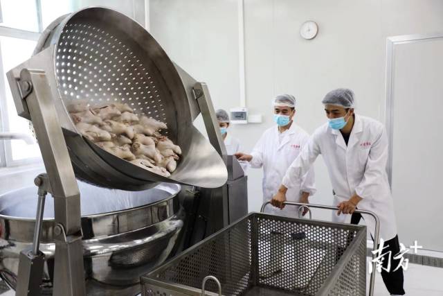 狮头鹅卤制前的重要工序“飞水”，如今也能够依靠自动化设备来完成。   南方+ 张伟炜 拍摄