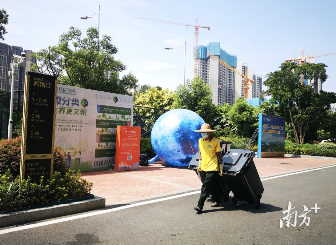 北江社区碧桂园奥斯汀星荟的工作人员正在收运垃圾。 李周秦 摄 北江社区碧桂园奥斯汀星荟的工作人员正在收运垃圾。 李周秦 摄