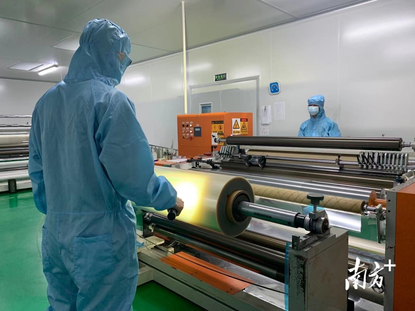 佛山伟利信电子材料有限公司的生产车间。