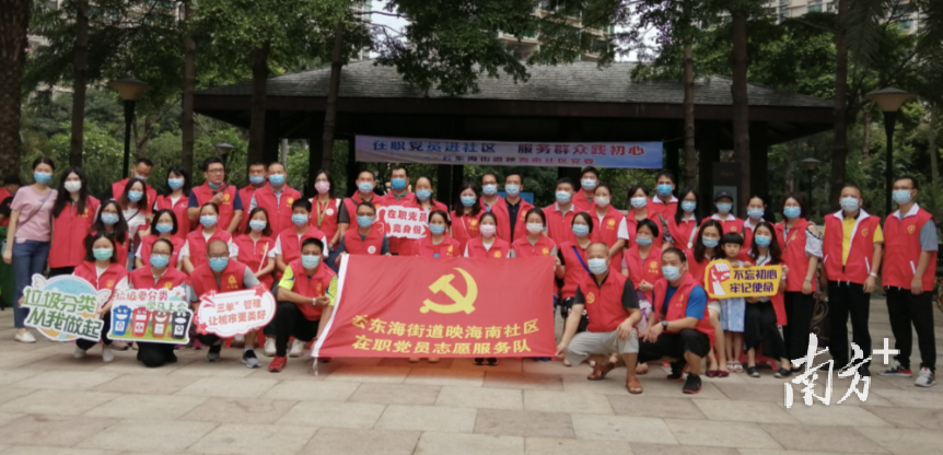 映海南社区以点带面发动多元主体,发动物业公司、在职党员、居民志愿者、义工等力量参与垃圾分类工作。 社区供图 映海南社区以点带面发动多元主体,发动物业公司、在职党员、居民志愿者、义工等力量参与垃圾分类工作。 社区供图