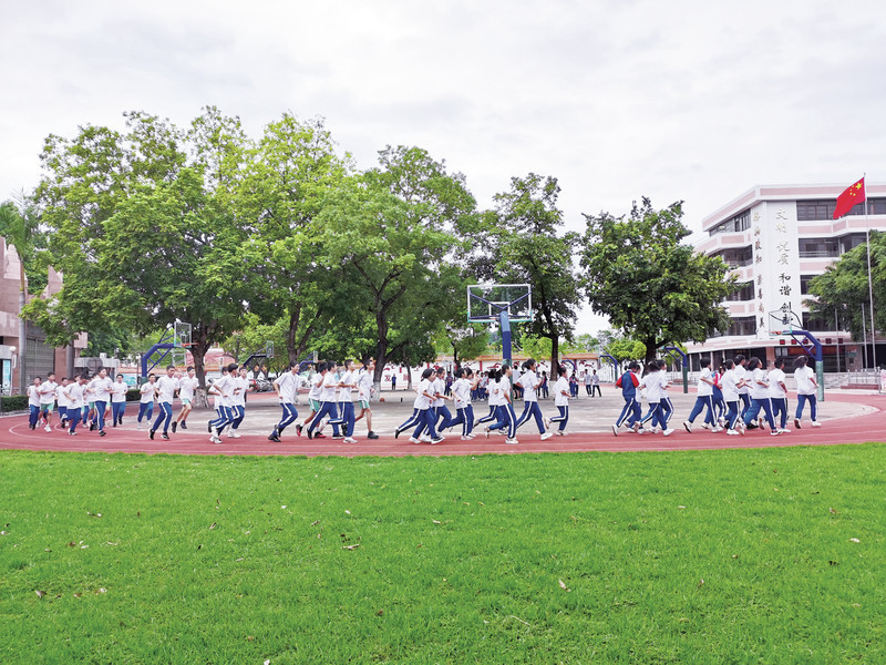 肇庆中学初中部学生在跑步。