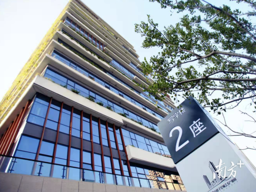 此次首批交付投用的2座、4座写字楼在东塔超高写字楼附近。 企业供图