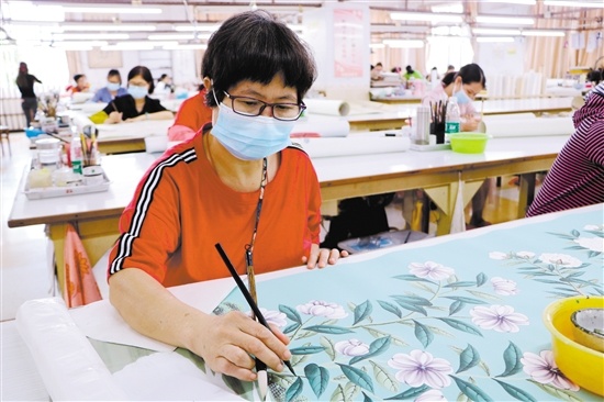 手绘仿古墙纸技艺在台山落地发展传承