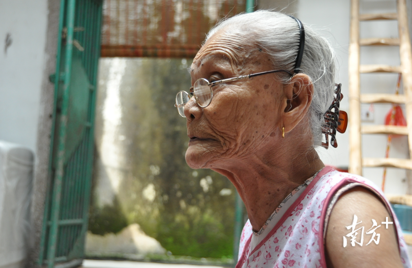 刘文菊带领团队访谈潮汕大地上的歌册老人,图为出生于1917年的李素兰。受访者供图 刘文菊带领团队访谈潮汕大地上的歌册老人,图为出生于1917年的李素兰。受访者供图
