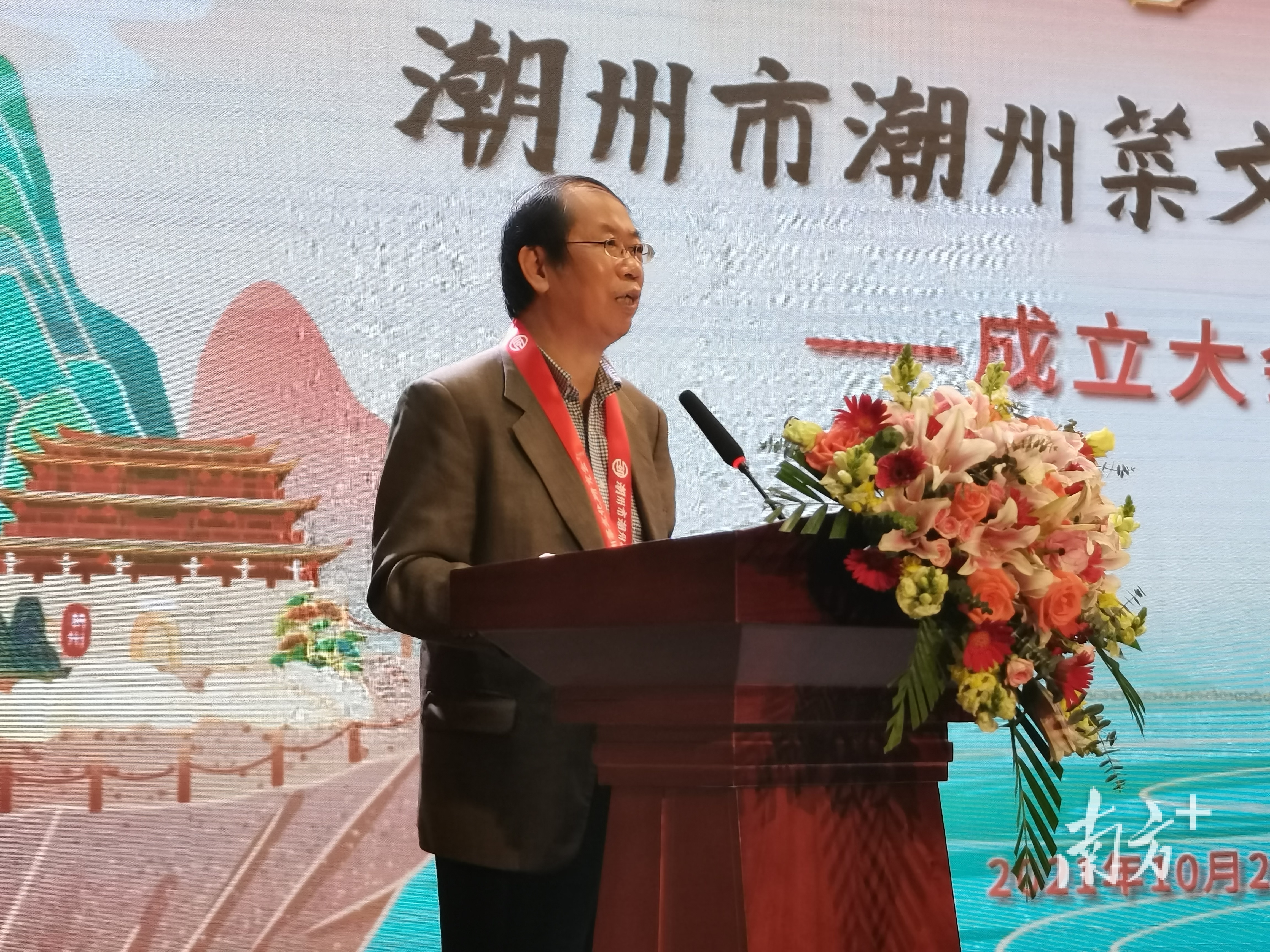 陈平原认为，美食需要文学的熏陶，需要文化教育的传递，包括对厨师的培训教育及食客从小的鉴赏能力培养。 肖燕菁 摄