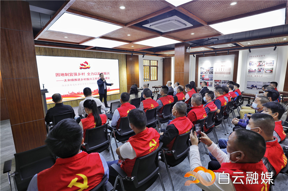 启动仪式后的第一场活动——专题党课。 启动仪式后的第一场活动——专题党课。