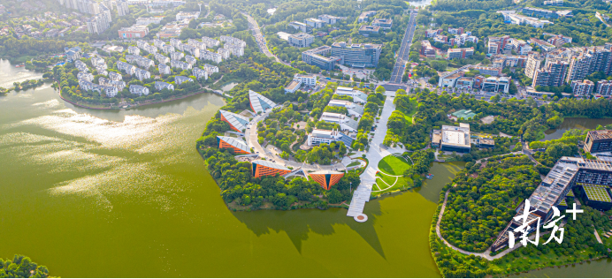 松山湖涵养了“科技共山水一色”的城市气质。