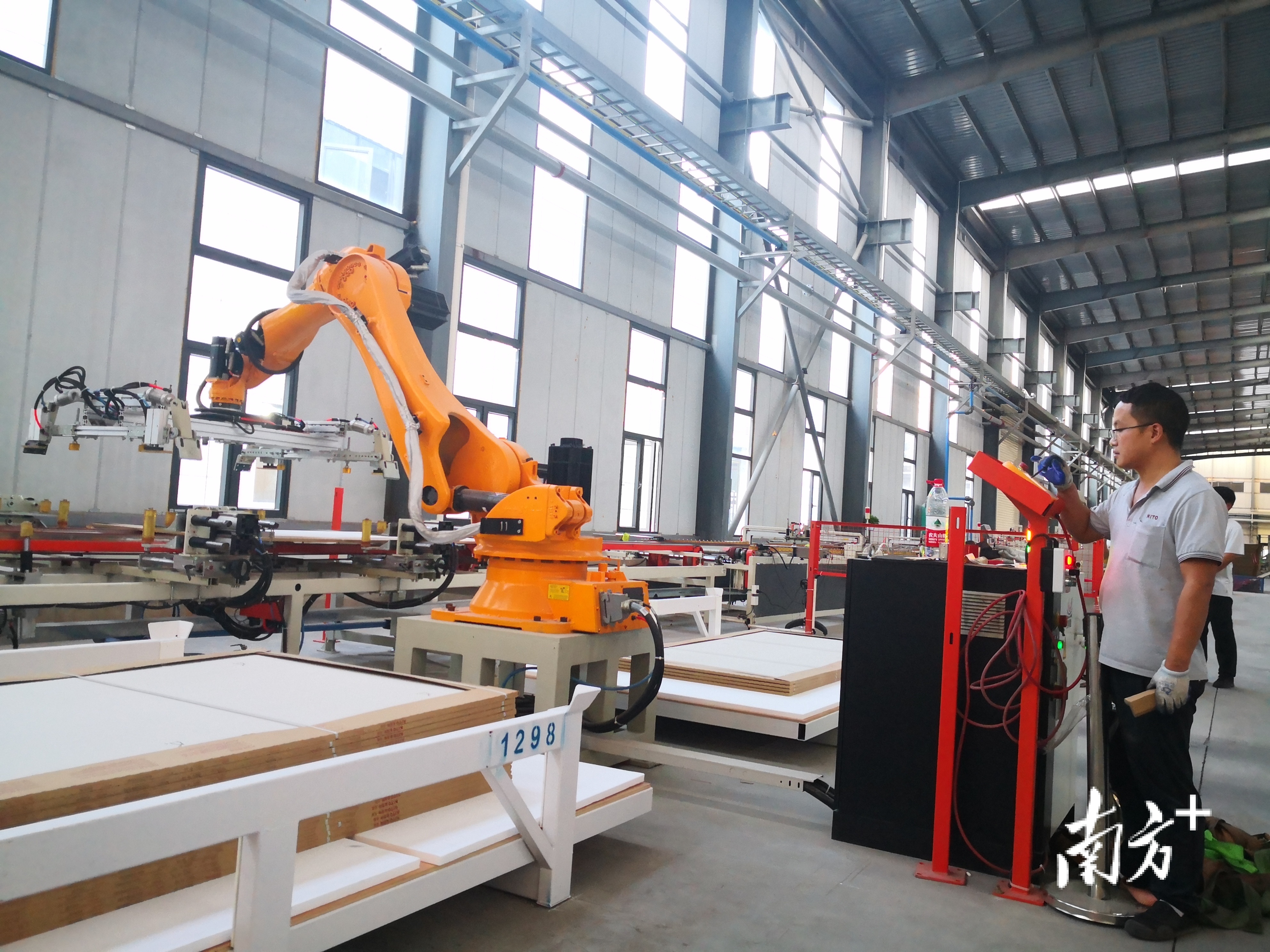 金意陶大力投入打造12条智能生产线，仅岩板生产车间就配置了数码喷墨印花设备、AGV、机械手、全自动包装机等智能软件系统，设备投入超2亿元。