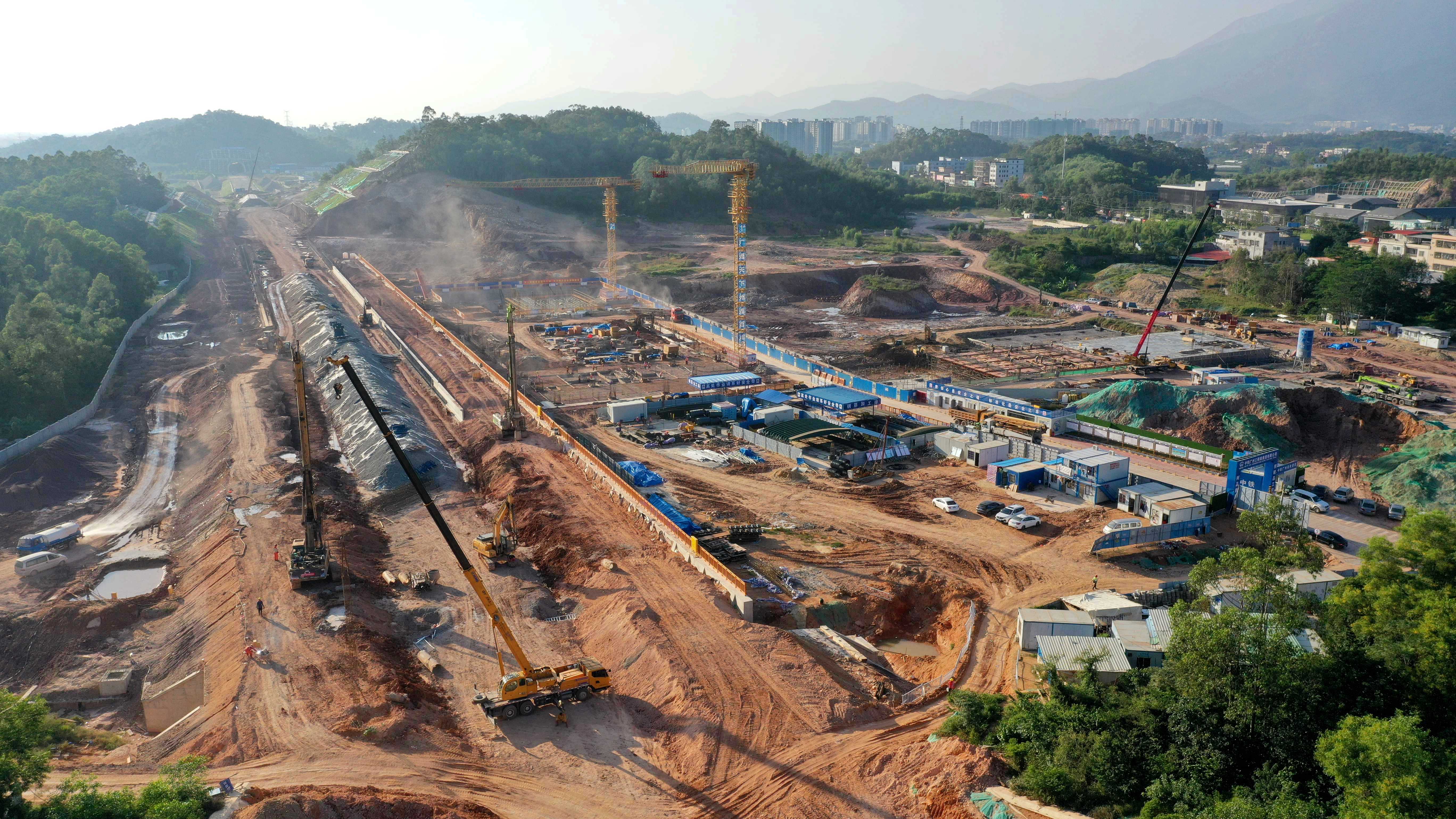 建设中的广汕高铁罗浮山站。