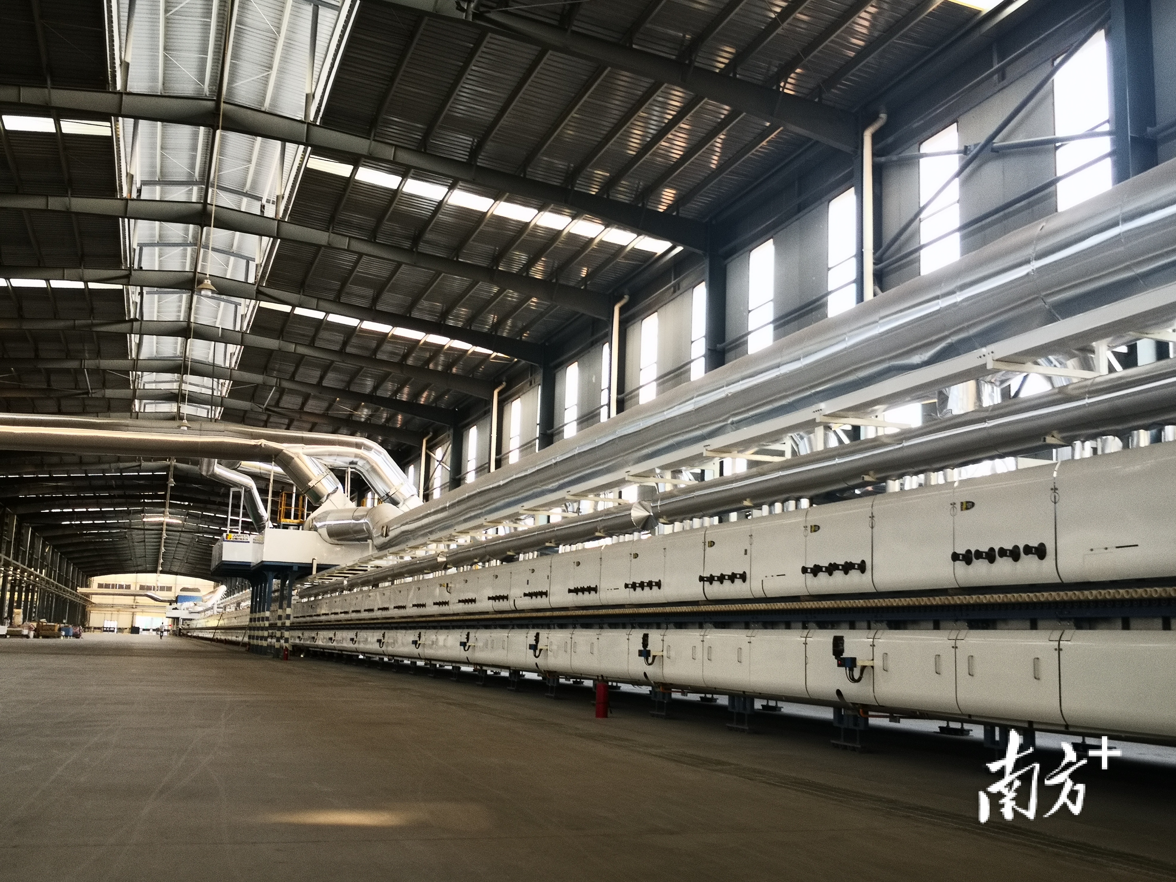 金意陶岩板车间干净、智能，大大刷新了人们对陶瓷生产的认知。