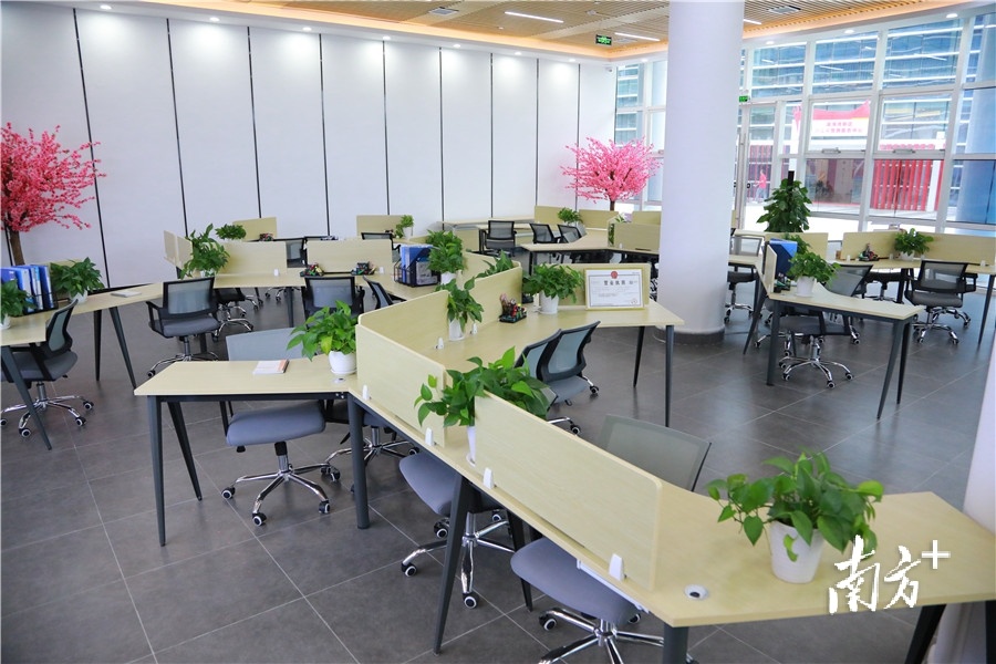 滨海湾港澳青年之家创业创业训练基地内的办公环境。