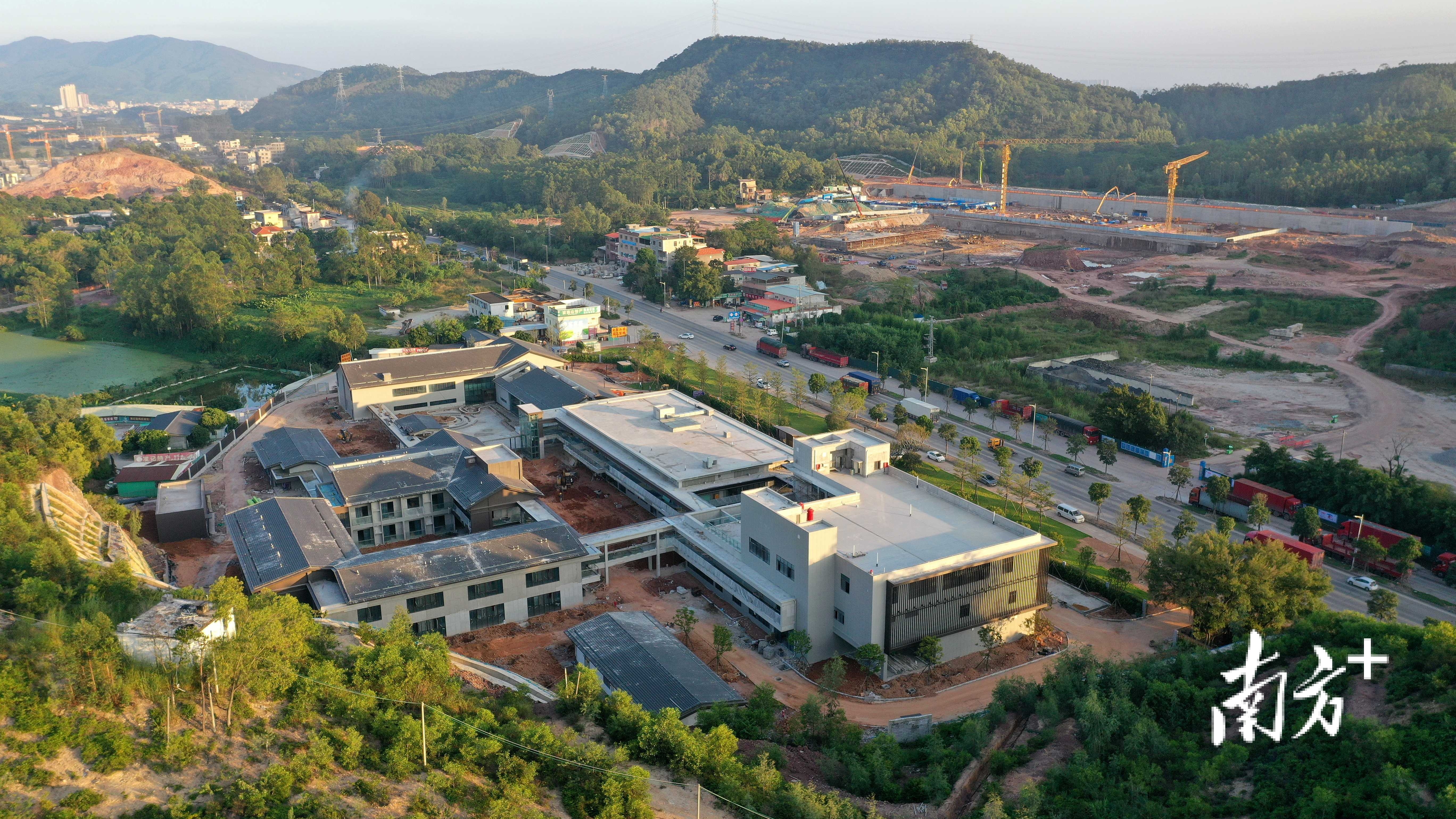 葛洪中医院选址紧邻广汕高铁罗浮山站，目前主体建设工程已经完工。